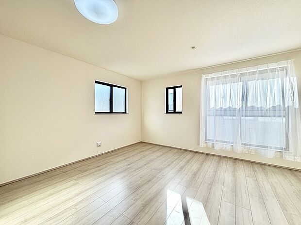 【ダイニング】明るい2階リビング！外からの視線をシャットアウトして家族のプライバシーを守ります。