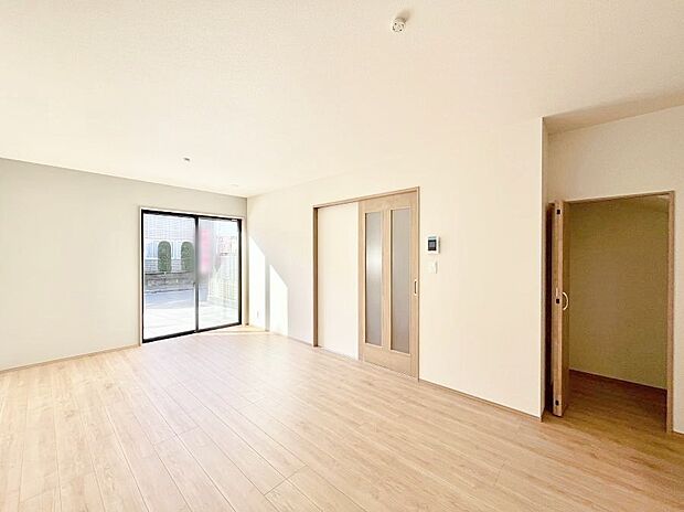 【リビングダイニング】大きな窓からたっぷりの陽光と風を感じられるリビング 