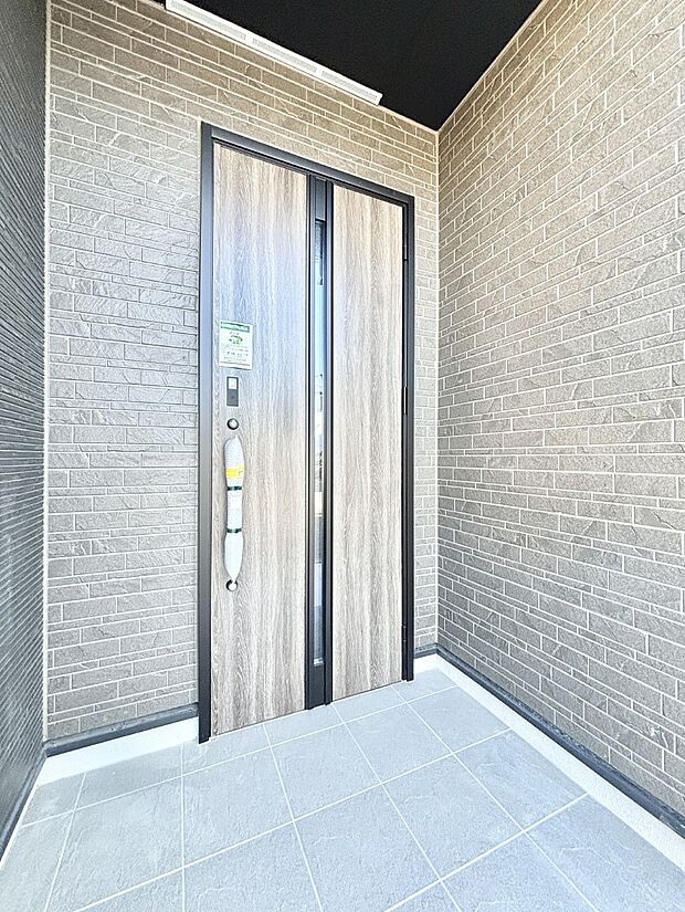 【玄関】住まいの顔を演出する、玄関ドア。 