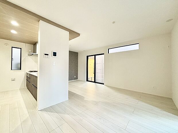 【リビングダイニング】明るい陽光が注ぎ、寛ぎの雰囲気に満たされるリビング・ダイニング。 　