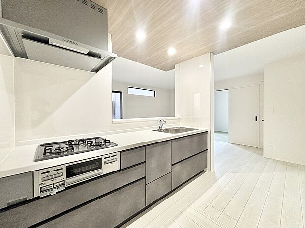 【ダイニングキッチン】料理をしながらでもご家族との会話を楽しめる対面キッチン　