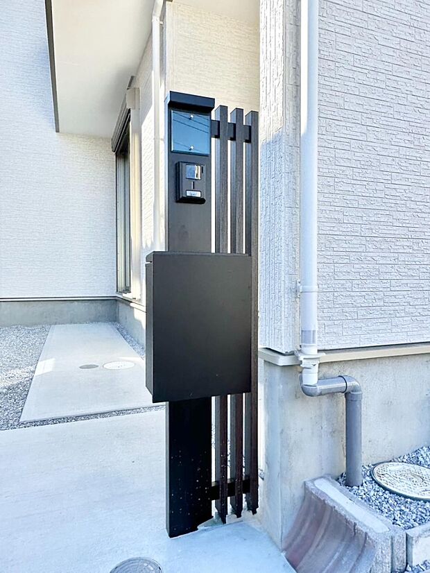 【その他現地】シンプルデザインのポスト。