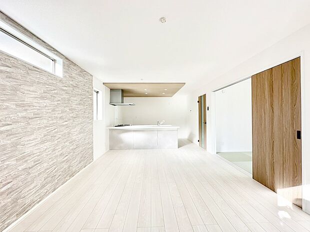 【リビングダイニング】明るい陽光が注ぎ、寛ぎの雰囲気に満たされるリビング・ダイニング。 