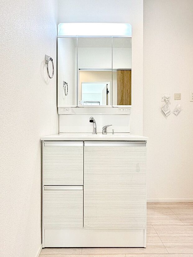【洗面台・洗面所】大きく見やすい三面鏡で清潔感ある洗面台は、身だしなみチェックや肌のお手入れにおすすめです。