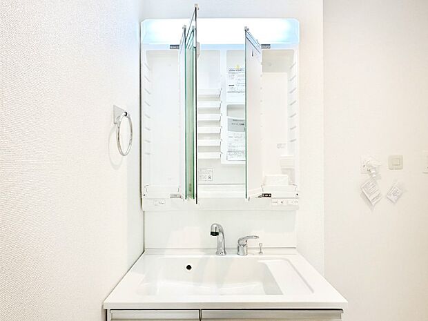 【その他設備(三面鏡裏収納)】三面鏡の裏に、化粧品や衛生用品などを収納可能。洗面台をすっきりと保ちます！