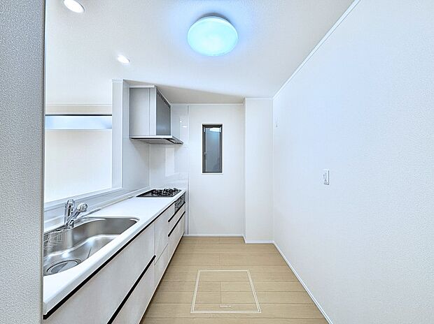 【ダイニングキッチン】爽やかな風が通り抜けるキッチン。窓があるので明るく換気にも役立ちます。