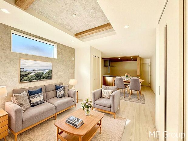 【リビング】家族の和やかな会話が聞こえてきそう。開放感のあるリビングです。※家具はCGです  