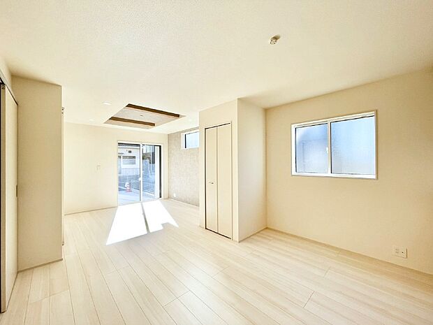 【ダイニング】日当たりの良いリビング。お気に入りのグリーンを飾れば更に心地よさがアップ！