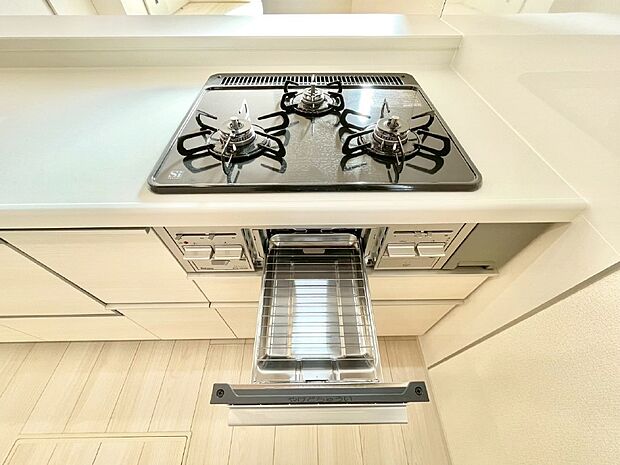 【その他設備(Ｓｉセンサーコンロ)】ガスコンロはＳｉセンサー搭載。火力調節や焦げ付き・消し忘れも防いでくれます。