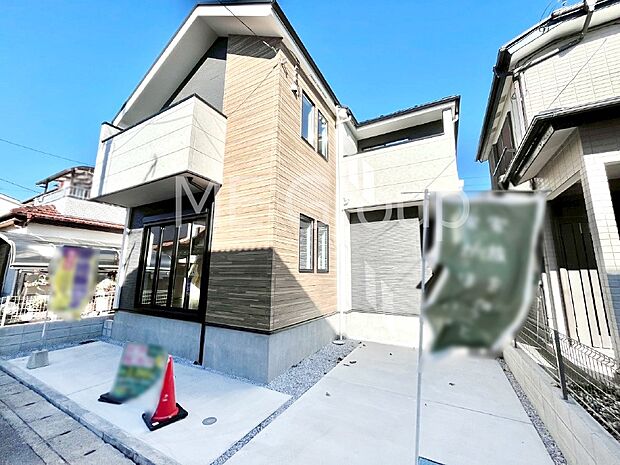 【現地外観写真】暮らしやすさと居心地の良さにこだわったシンプルで飽きのこないデザイン ！