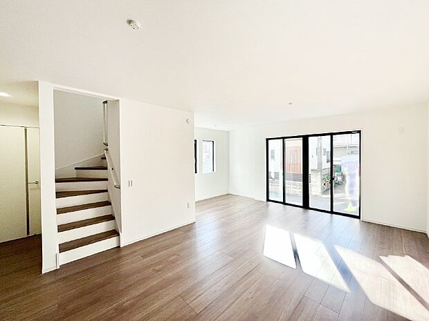 【ダイニング】明るい陽光が注ぎ、寛ぎの雰囲気に満たされるダイニング。   