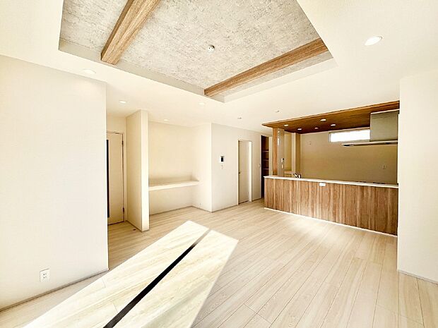 【リビングダイニング】お洒落で開放感のある折り上げ天井を採用したリビングダイニング