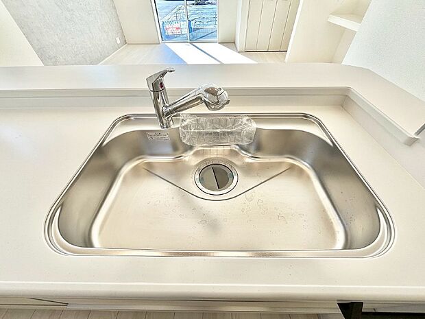 【その他設備(シンク)】広々としたシンクでお料理やお皿洗いもラクラク快適に！