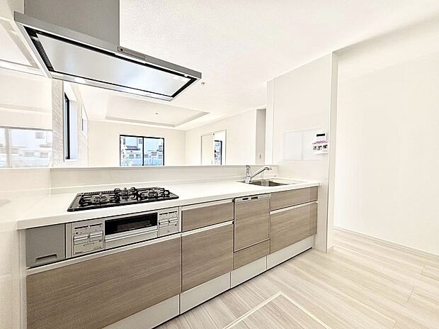 【ダイニングキッチン】料理をしながらでもご家族との会話を楽しめる対面キッチン