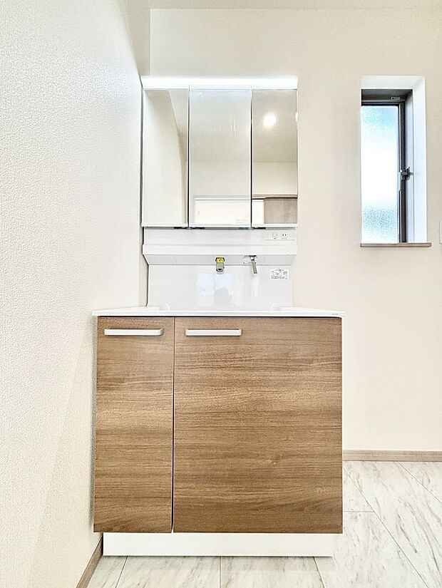 【洗面台・洗面所】スタイリングに便利な三面鏡、ミラーキャビネットで細かい物スッキリ