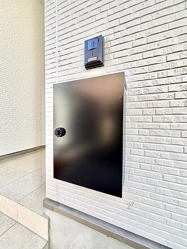 【その他現地】シンプルデザインのポスト。