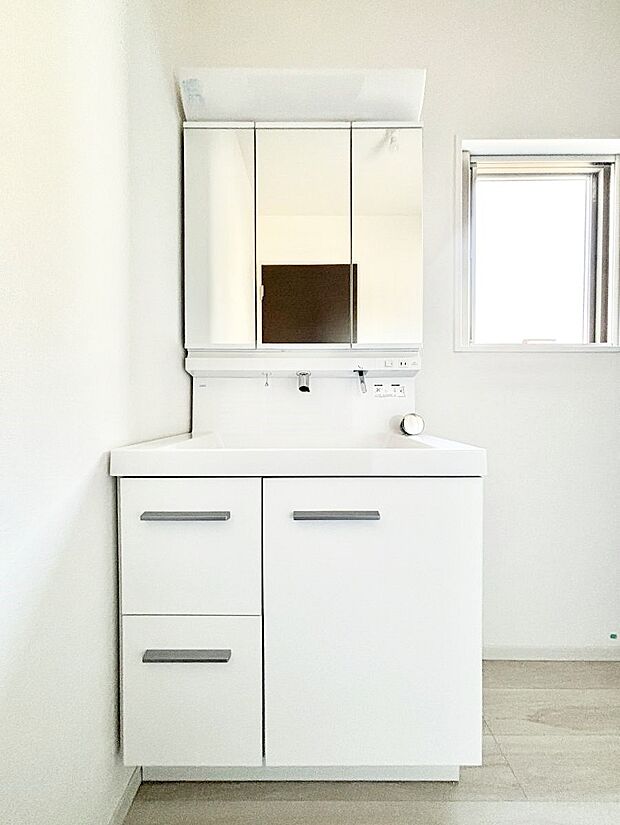 【洗面台・洗面所】大きく見やすい三面鏡で清潔感ある洗面台は、身だしなみチェックや肌のお手入れにおすすめです。