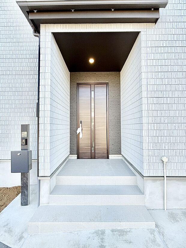 【玄関】大切な家族、来客を出迎える玄関。