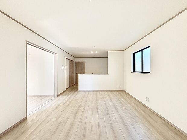 【リビングダイニング】明るい陽光が注ぎ、寛ぎの雰囲気に満たされるリビング・ダイニング。 