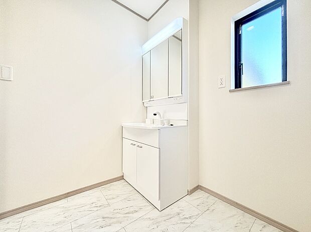 【洗面台・洗面所】大きく見やすい三面鏡で清潔感ある洗面台は、身だしなみチェックや肌のお手入れにおすすめです。