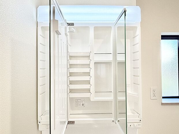 【その他設備(三面鏡裏収納)】三面鏡の裏に、化粧品や衛生用品などを収納可能。洗面台をすっきりと保ちます！