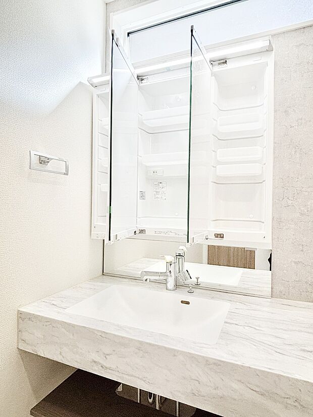 【その他設備(三面鏡裏収納)】三面鏡の裏に、化粧品や衛生用品などを収納可能。洗面台をすっきりと保ちます！