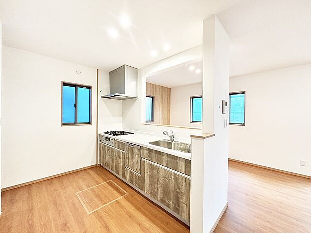 【ダイニングキッチン】リビングで遊ぶお子様を見守りながらお料理ができる対面キッチン。  