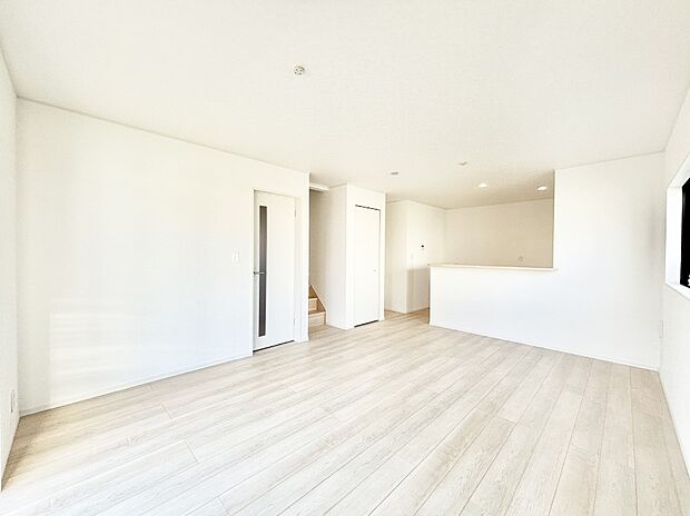 【リビングダイニング】明るい陽光が注ぎ、寛ぎの雰囲気に満たされるリビング・ダイニング。 