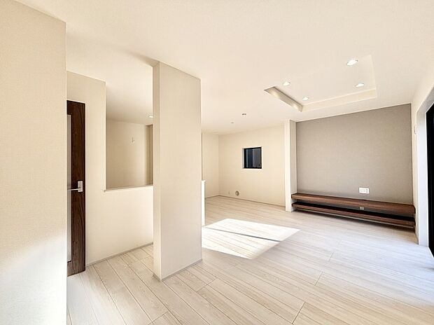 【リビングダイニング】食事スペースとくつろぎスペースを使い分けしやすいプランニング。ＴＶボード付き。