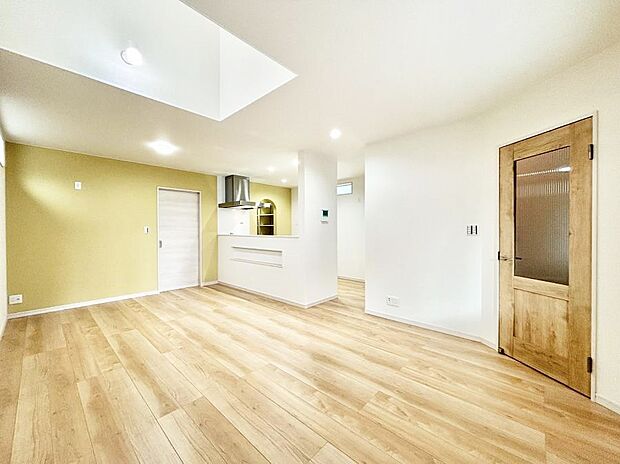 【リビングダイニング】アクセントクロスがオシャレ！家族団らんの時間が充実しそうなリビングダイニング！