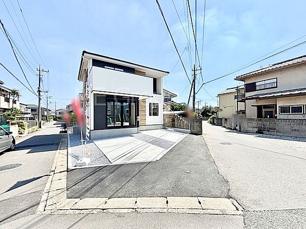 【前面道路含む現地写真】角地なので日当たりも良く、お家が堂々として見えます。