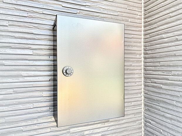 【その他現地】シンプルデザインのポスト。