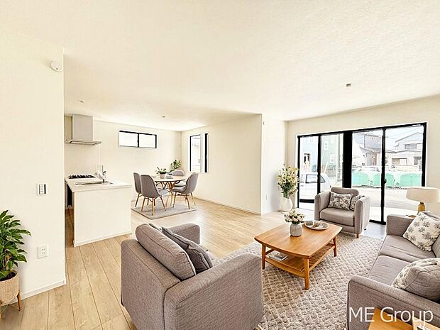 【リビング】ご家族の賑やかな話し声で包まれる明るいリビング  ※家具はCGです