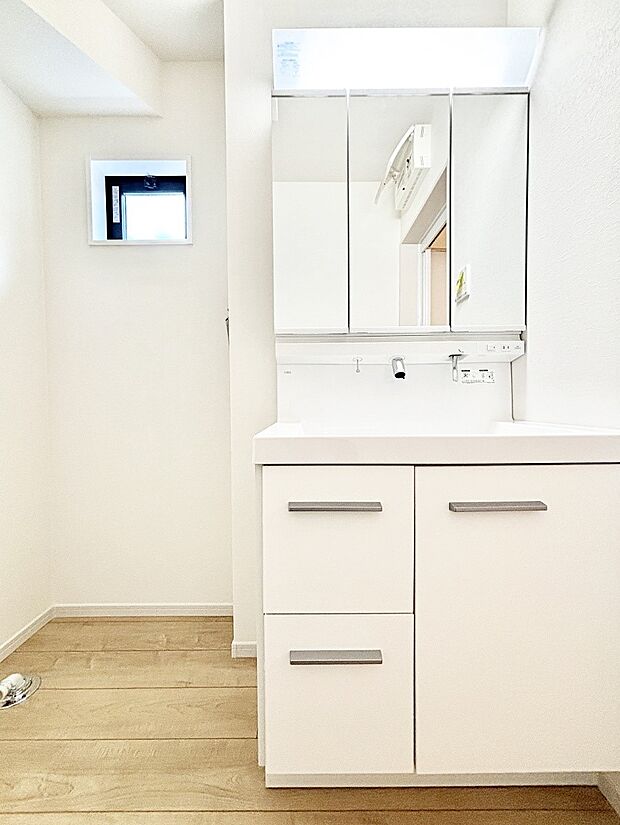 【洗面台・洗面所】大きく見やすい三面鏡で清潔感ある洗面台は、身だしなみチェックや肌のお手入れにおすすめです。