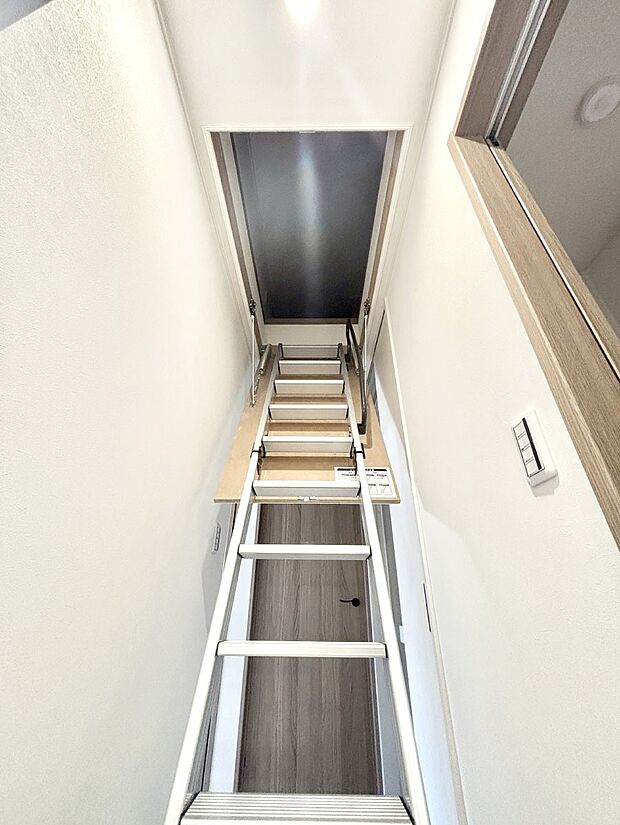 【その他設備(小屋裏収納)】収納ほかにもアイデア次第で快適空間に大変身！  