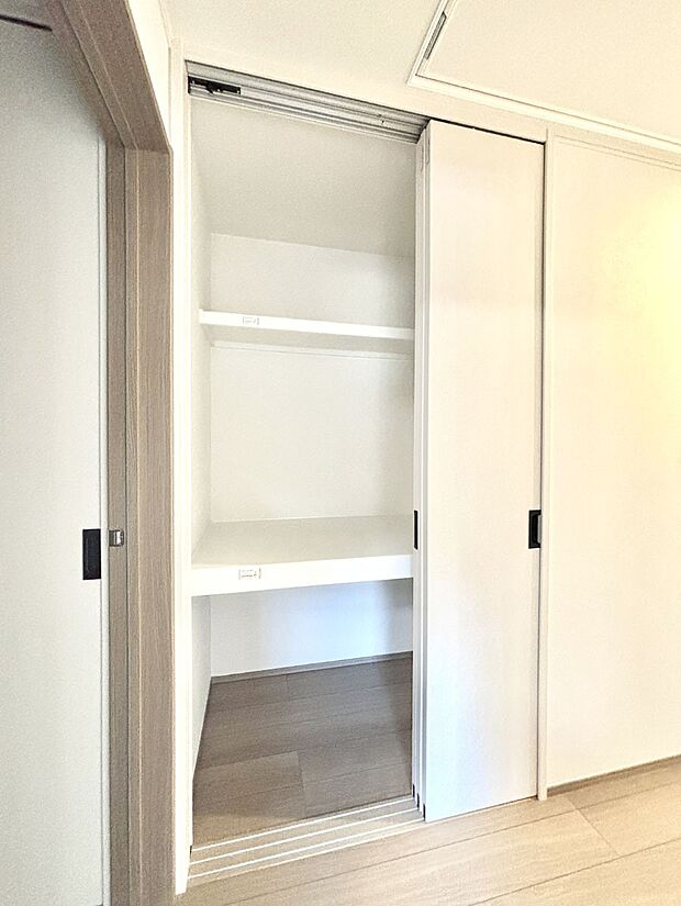 【その他設備(廊下収納)】廊下収納。掃除道具や季節の小物を収納することができます。