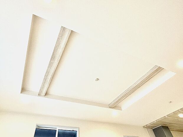 【その他設備(折上天井)】折上天井は立体的な奥行きがあるので、開放的な空間を演出できます。  