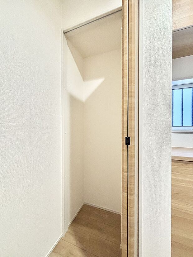 【その他設備(玄関ホール収納)】玄関ホール収納です。掃除道具やお出かけ用グッズの収納に便利です。