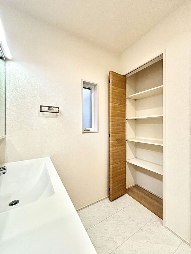 【その他設備(リネンスペース)】便利なリネン庫で、スッキリした使いやすい洗面室に