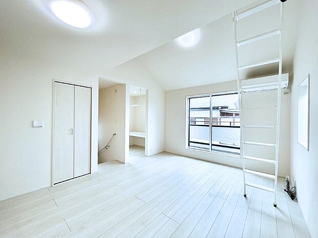 【ダイニング】明るい2階リビング！外からの視線をシャットアウトして家族のプライバシーを守ります。