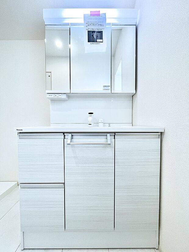 【洗面台・洗面所】大きく見やすい三面鏡で清潔感ある洗面台は、身だしなみチェックや肌のお手入れにおすすめです。