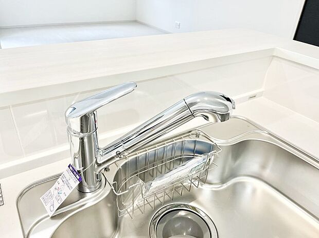 【その他設備(蛇口一体型浄水器)】いつでも清潔なおいしいお水を。一つの水栓で水道水と浄水を使い分け。