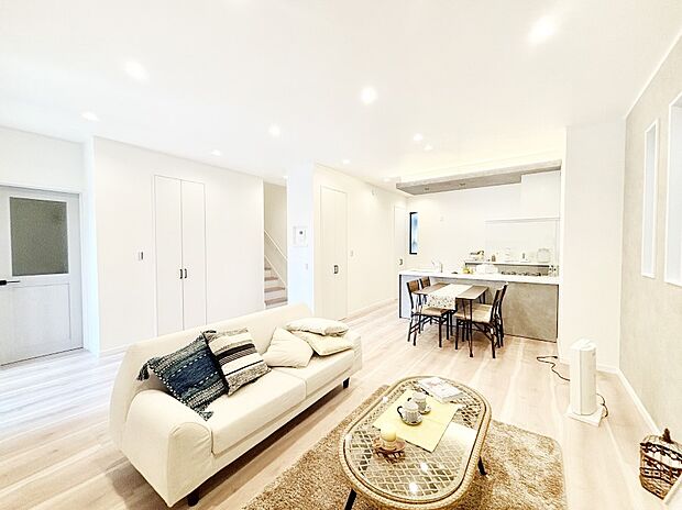 【ダイニング】家族の笑顔が自然と生まれてくる、そんな雰囲気のダイニングに仕上がっています。