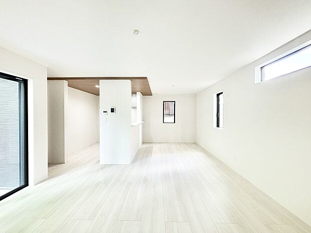 【リビングダイニング】明るい陽光が注ぎ、寛ぎの雰囲気に満たされるリビングダイニング