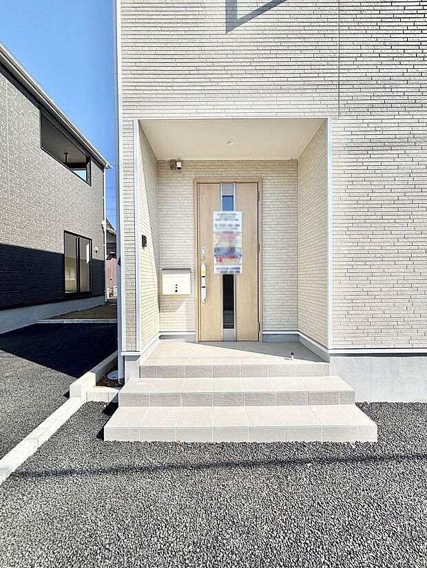 【玄関】大切な家族、来客を出迎える玄関。