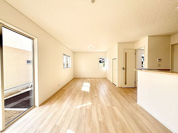 【ダイニング】大きな窓からたっぷりの陽光と風を感じられるリビング  