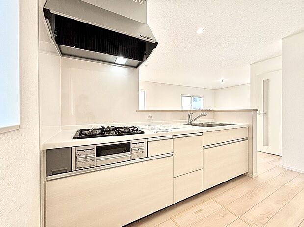 【ダイニングキッチン】料理をしながらでもご家族との会話を楽しめる対面キッチン