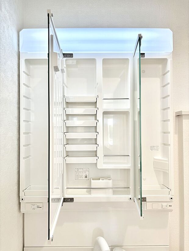 【その他設備(三面鏡裏収納)】三面鏡の裏に、化粧品や衛生用品などを収納可能。洗面台をすっきりと保ちます！