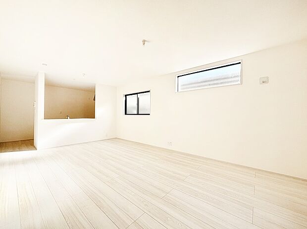 【ダイニング】明るい2階リビング！外からの視線をシャットアウトして家族のプライバシーを守ります