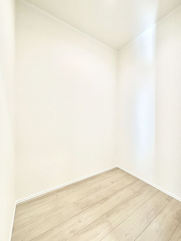 【その他設備(納戸)】たっぷりの納戸スペースで快適に暮らせそう   